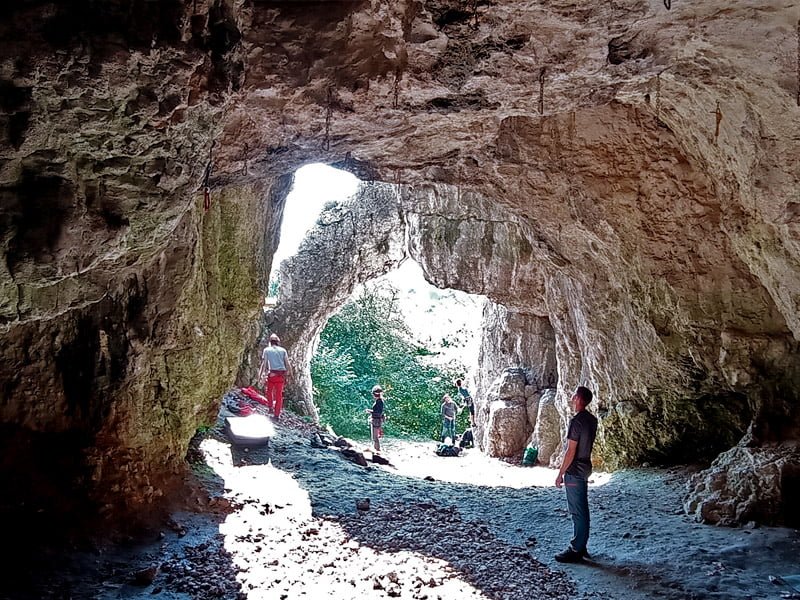 Przygoda w jaskini i wspinaczka - zwiedzanie jaskini z przewodnikiem