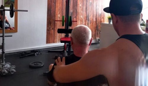 Instruktor pomagający ćwiczącemu